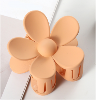 MATTE NUDE DAISY HAIR CLIP