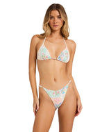 UBJX300748_MUL_Primary_High_Res - Beachin Surf